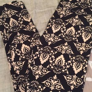 Lularoe OS Black & Cream fleur de lis leggings
